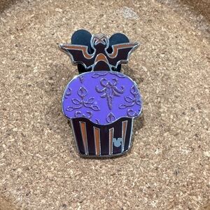 Hidden Mickey Mystery 2025 wave b pin 
Chaser Haunted Mansion cupcake treat pin